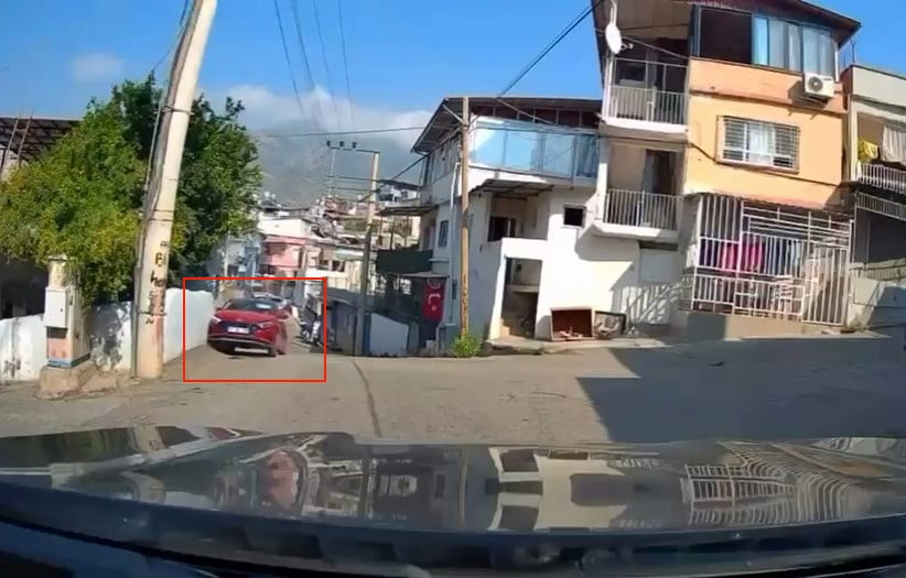İSKENDERUN İLÇESİNDE BİR ARACA YOL VERMEK İSTERKEN GERİ VİTESE TAKIP GAZA BASAN SÜRÜCÜ...