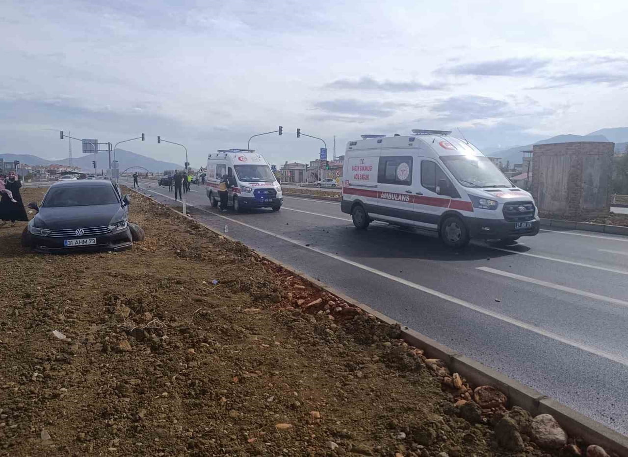 İSLAHİYE İLÇESİNDE İKİ OTOMOBİLİN ÇARPIŞTI