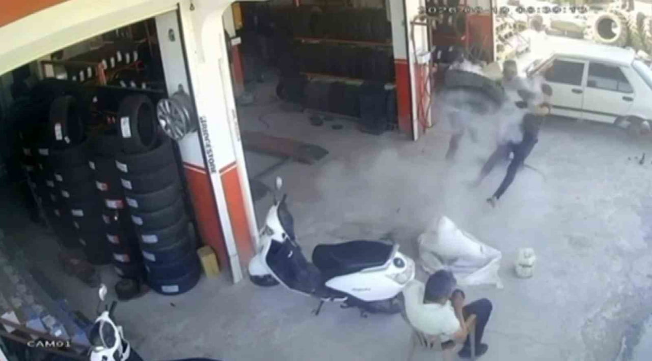 İSLAHİYE İLÇESİNDE TAMİR SIRASINDA BİR ARAÇ LASTİĞİ BOMBA GİBİ PATLADI