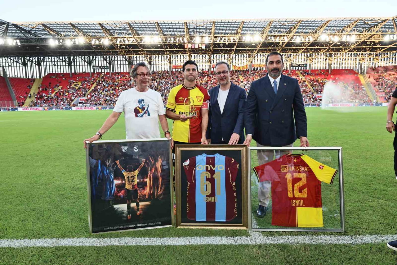 İSMAİL KÖYBAŞI'YA PLAKET VERİLDİ. - (SOLDAN SAĞA) GÖZTEPE SPOR KULÜBÜ ONURSAL BAŞKANI MEHMET...