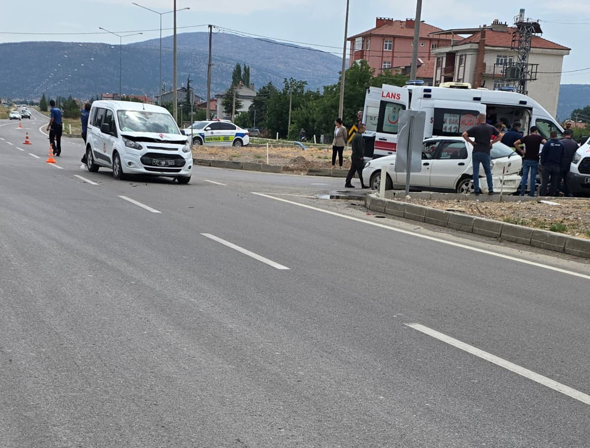 ISPARTA'NIN ŞARKİKARAĞAÇ İLÇESİNDE İKİ ARACIN KAVŞAKTA ÇARPIŞMASI SONUCU 5 KİŞİ...