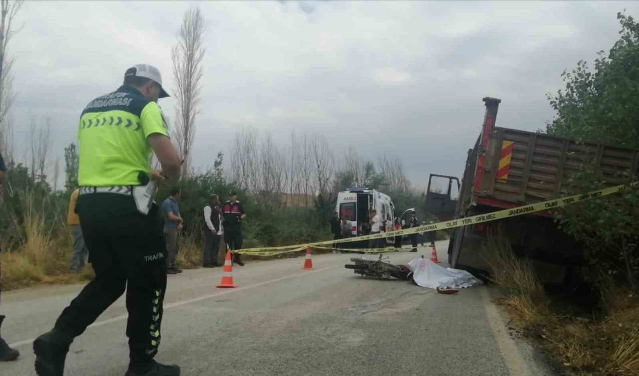 ISPARTA'NIN YALVAÇ İLÇESİNDE KAMYONLA MOTOSİKLETİN ÇARPIŞMASI SONUCU MOTOSİKLET SÜRÜCÜSÜ 17...