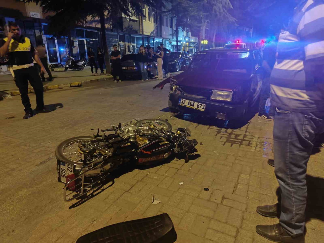ISPARTA'NIN YALVAÇ İLÇESİNDE OTOMOBİL İLE MOTOSİKLETİN ÇARPIŞTIĞI TRAFİK KAZASINDA 16 YAŞINDAKİ...