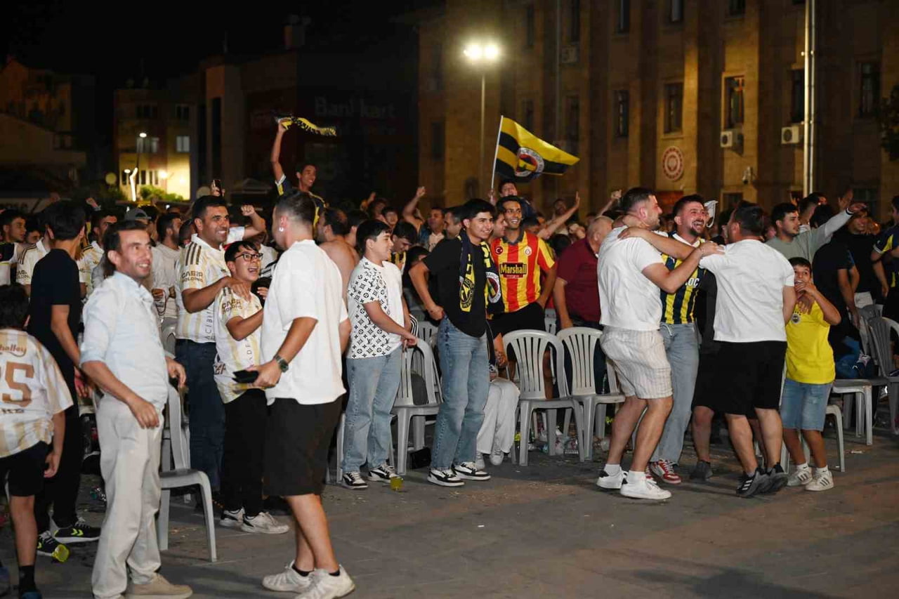ISPARTA BELEDİYESİ, FENERBAHÇE’NİN 2-1 GALİP GELDİĞİ MAÇ İÇİN VALİLİK ARKASINDAKİ MEYDANA DEV...