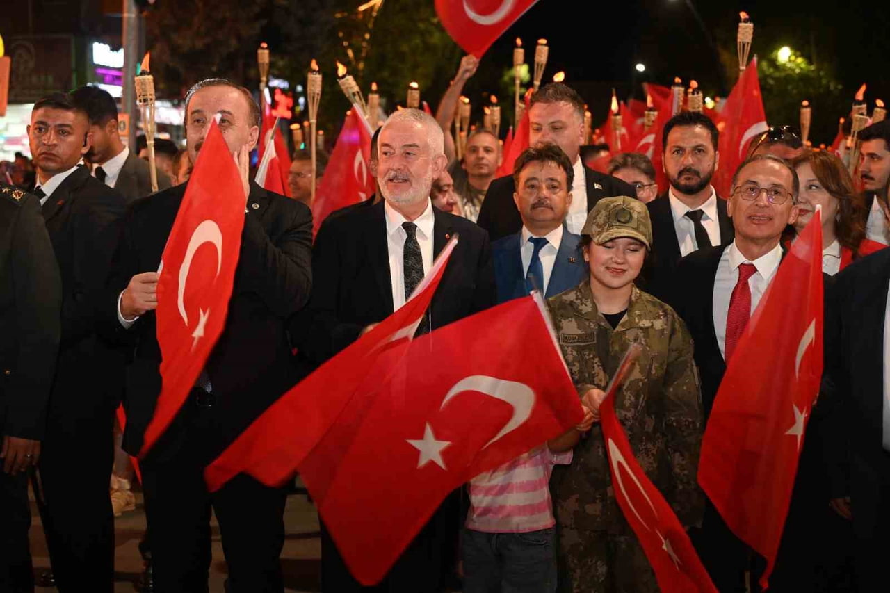 ISPARTA’DA 30 AĞUSTOS COŞKUSU FENER ALAYI VE KUBAT KONSERİYLE YAŞANDI