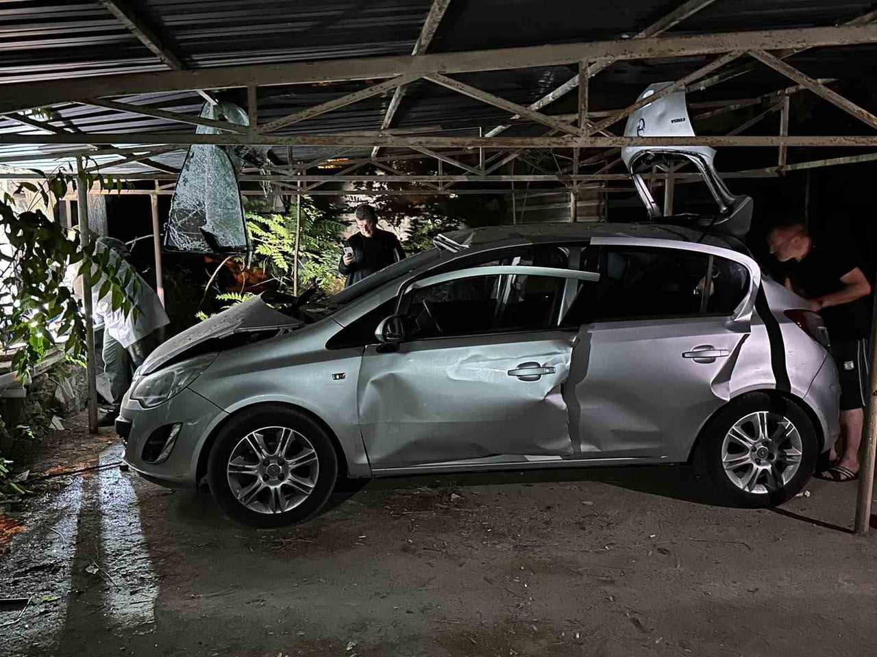 ISPARTA’DA PARK HALİNDEKİ OTOMOBİLDE ÇAKMAK GAZI TÜPÜ PATLADI, 2 KİŞİ YARALANDI