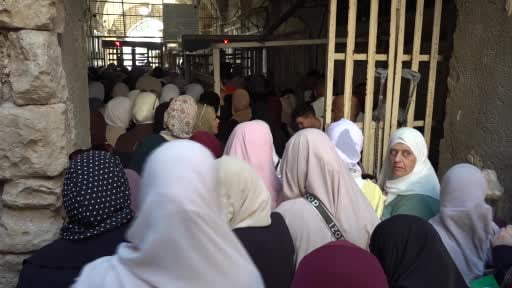 İsrail ordusu, işgal altındaki Batı Şeria'da Mevlid Kandili dolayısıyla İbrahimi Camii'ne girmek...