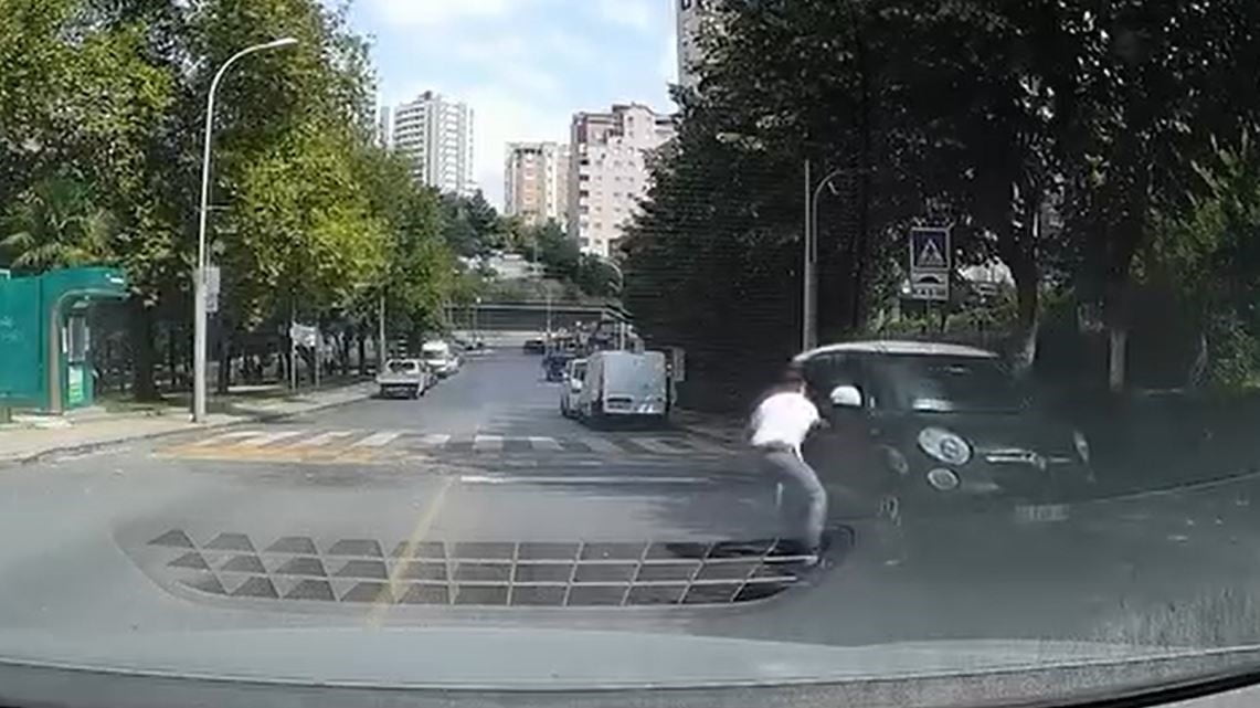İSTANBUL'UN BAŞAKŞEHİR İLÇESİNDE PARK HALİNDEYKEN YOKUŞTA GERİ KAYMAYA BAŞLAYAN OTOMOBİL, BAŞKA...