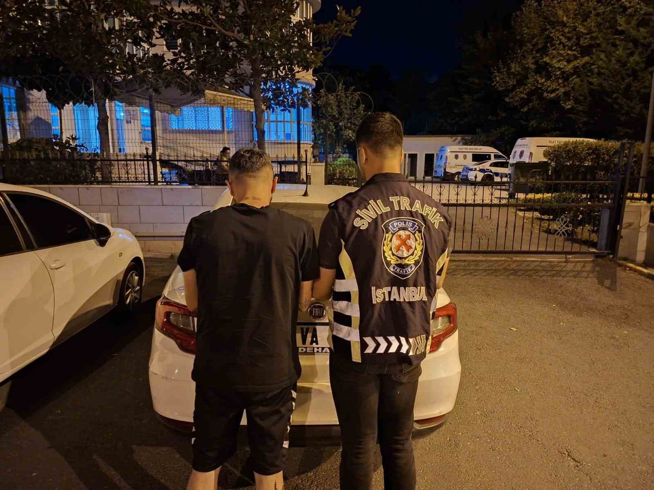 İSTANBUL'UN ESENYURT İLÇESİNDE, TRAFİKTE TARTIŞTIĞI SÜRÜCÜYE SALDIRARAK ARACIN LASTİKLERİNİ...