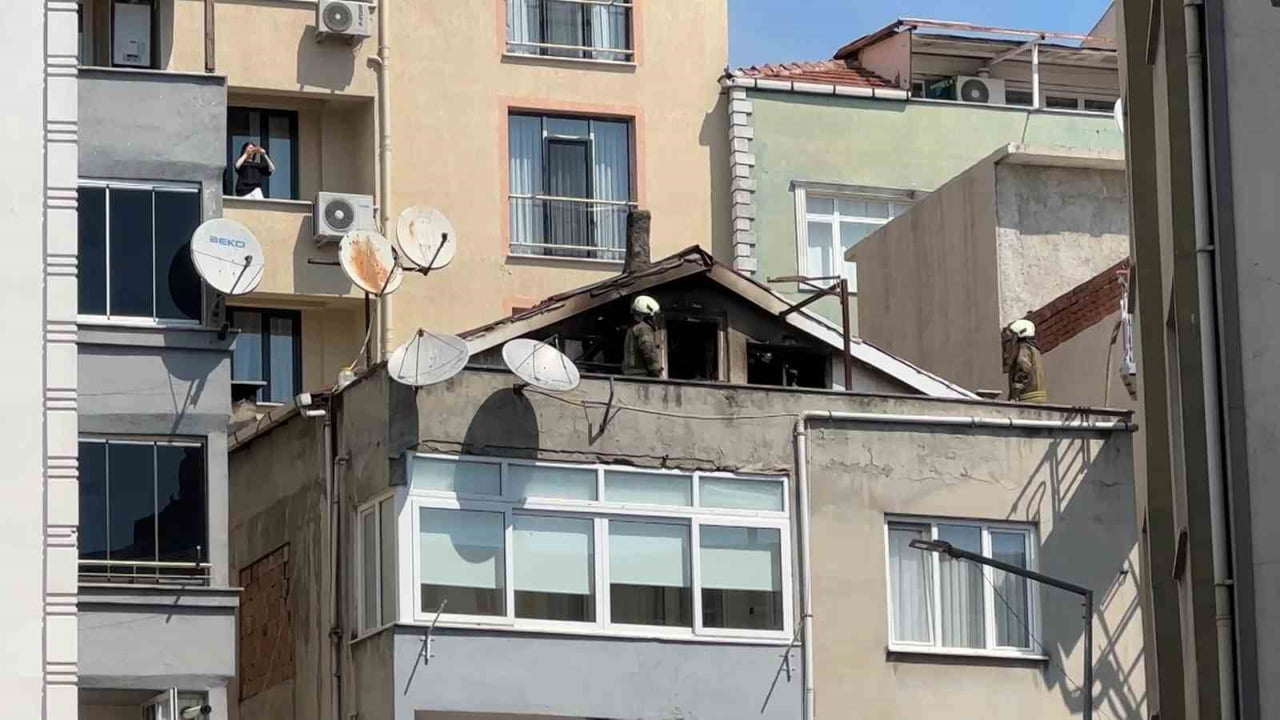 İSTANBUL'UN KAĞITHANE İLÇESİNDE 3 KATLI BİNANIN ÇATI KATINDA HENÜZ BİLİNMEYEN BİR NEDENLE YANGIN...