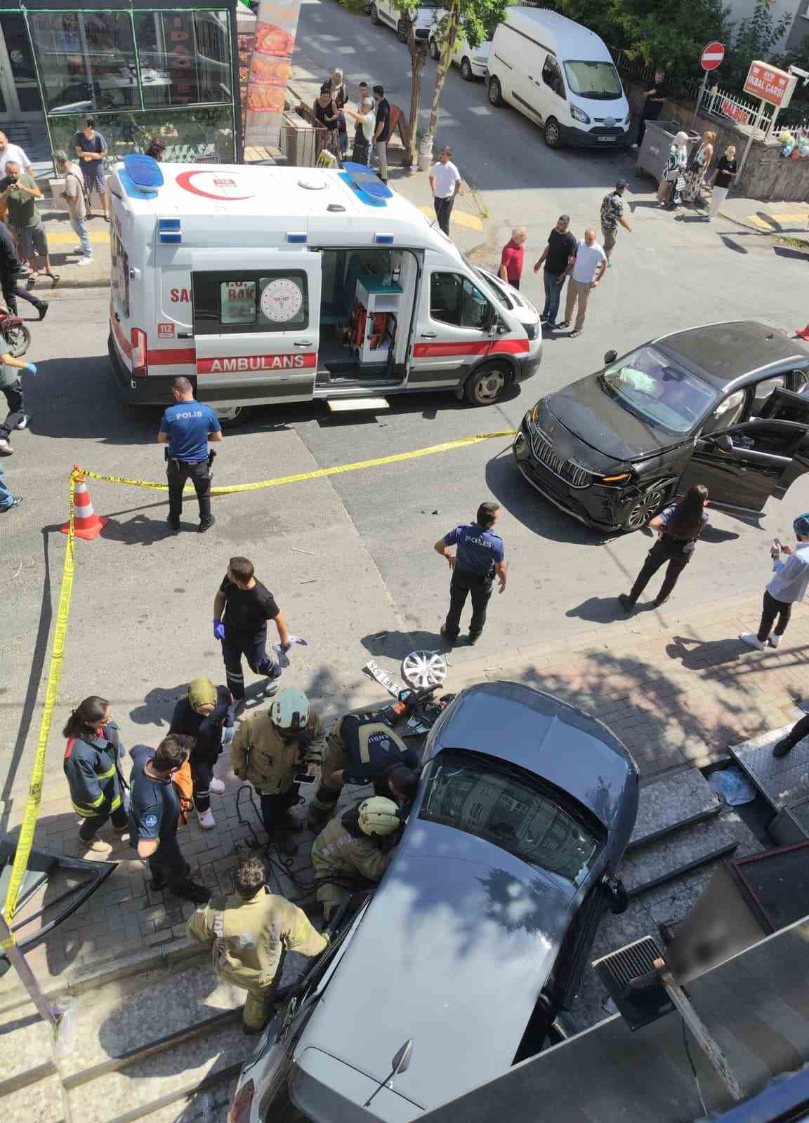 İSTANBUL'UN ÜMRANİYE İLÇESİNDE CİP İLE OTOMOBİLİN ÇARPIŞMASI SONUCU 2'Sİ ÇOCUK 4 KİŞİ...