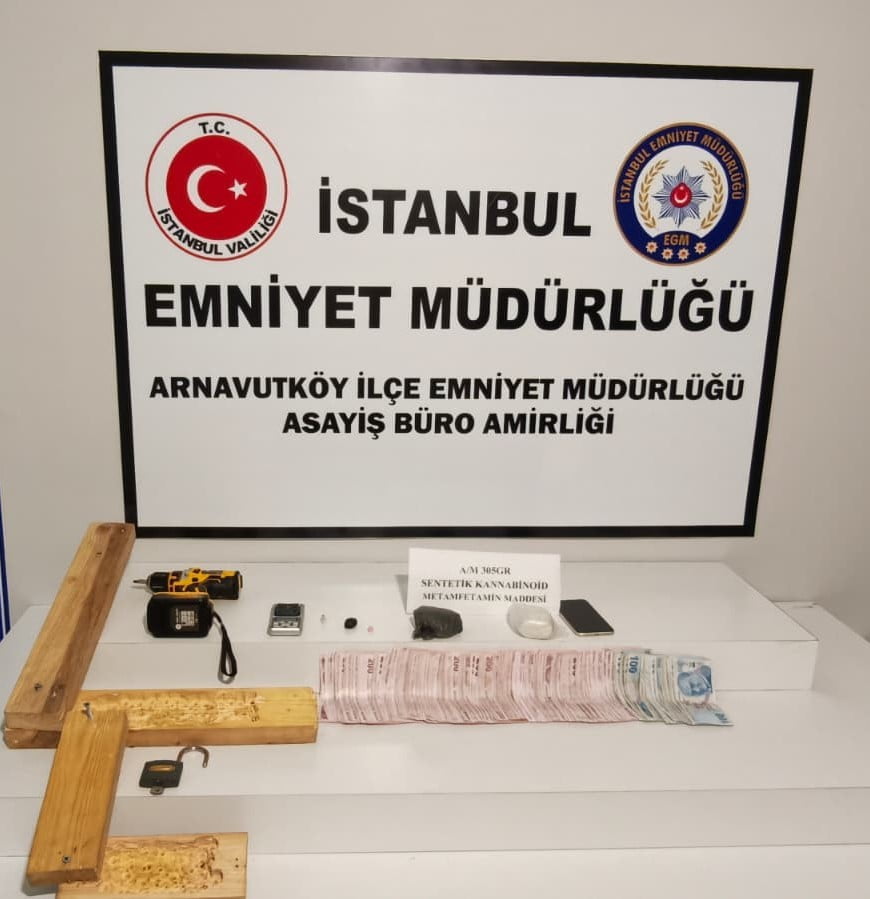İSTANBUL ARNAVUTKÖY'DE BİR EVE DÜZENLENEN OPERASYONDA VİDALANAN KALASLARIN ARASINDA ZULALANMIŞ 305...