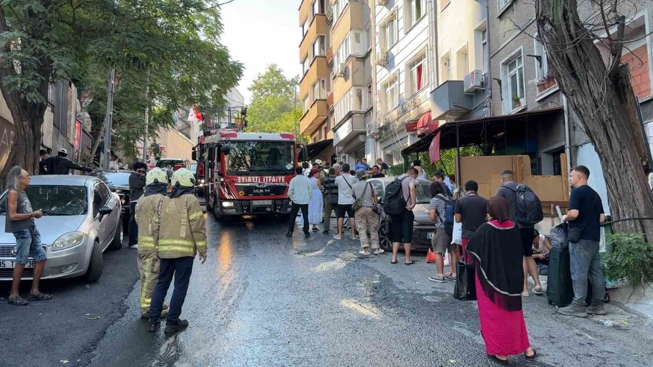 İSTANBUL BEYOĞLU’NDA BULUNAN OTELDE HENÜZ BELİRLENEMEYEN BİR SEBEPLE YANGIN MEYDANA GELDİ. YANGIN...