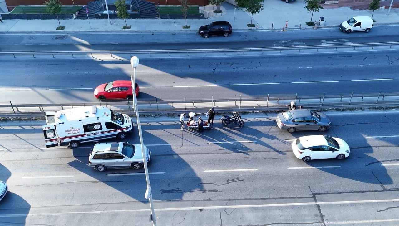 İSTANBUL BÜYÜKÇEKMECE E-5’TE YAŞANAN MOTOSİKLET KAZASINDA SÜRÜCÜ YARALANIRKEN KİLOMETRELERCE...