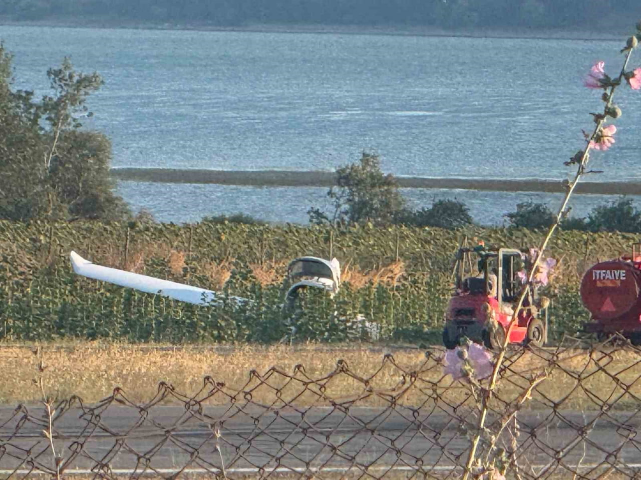 İSTANBUL ÇATALCA'DA ÖZEL BİR UÇUŞ OKULUNA AİT EĞİTİM UÇAĞI, İNİŞ SIRASINDA PİSTTEN ÇIKTI. KAZADA...