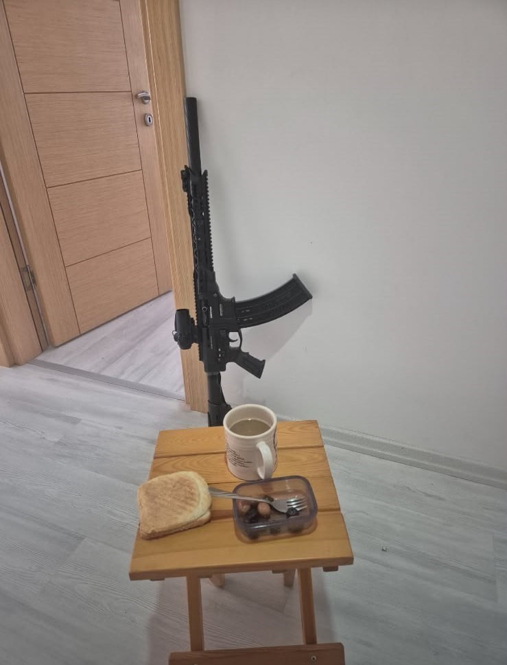 İSTANBUL ÇATALCA’DA UZUN NAMLULU SİLAHLI BİR ŞAHIS, KENDİSİNİ EVDE REHİN ALDI. İHBAR ÜZERİNE...