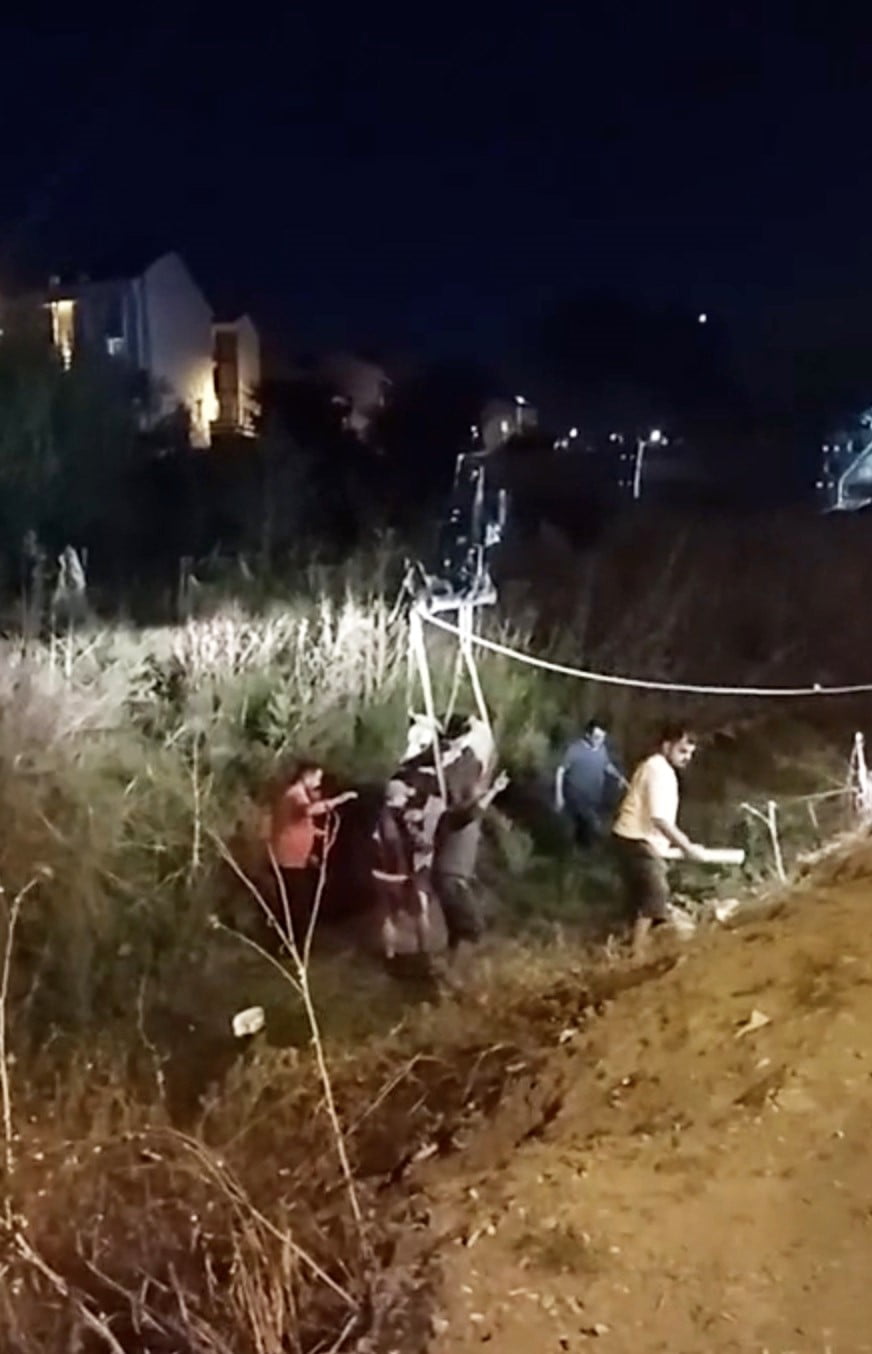 İSTANBUL’DA İŞ MAKİNELERİYLE GERÇEKLEŞTİRİLEN SIRA DIŞI KURTARMA OPERASYONU ÇEVREDEKİ...