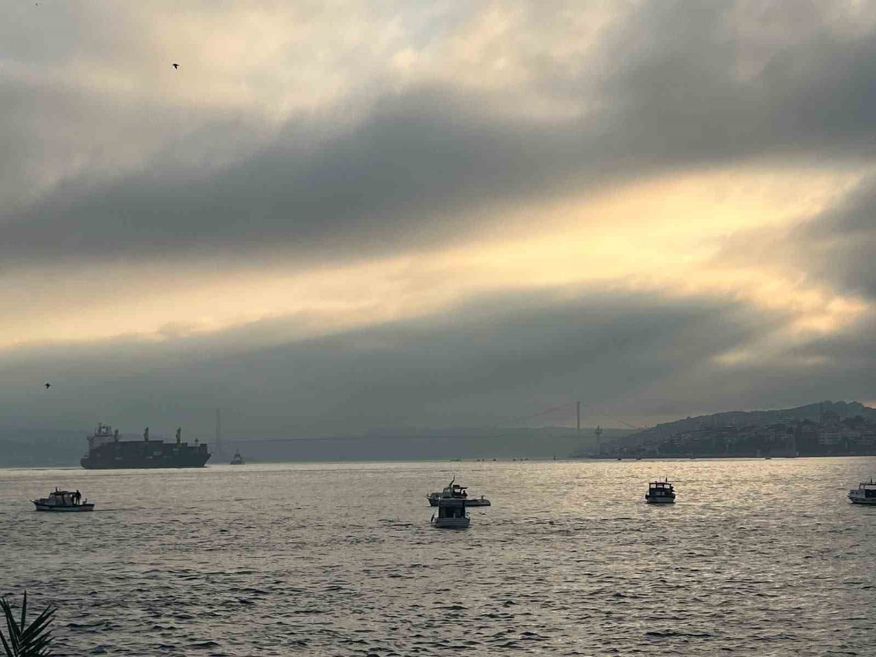İSTANBUL’DA SABAH SAATLERİNDE SİS ETKİLİ OLDU
