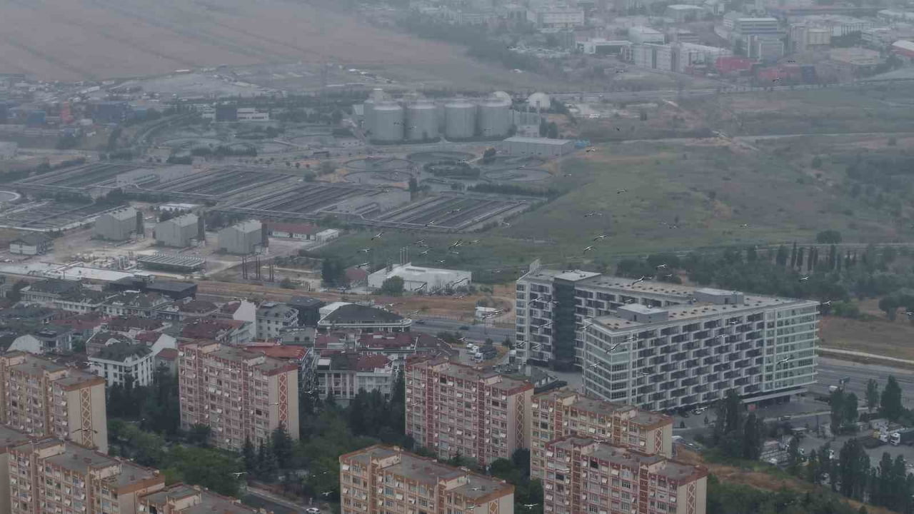 İSTANBUL’DA SON GÜNLERDE YÜKSEK SICAKLIK VE NEM ETKİLİ OLURKEN, BUGÜN ŞEHRİN ÜZERİ GRİ BULUTLARLA...