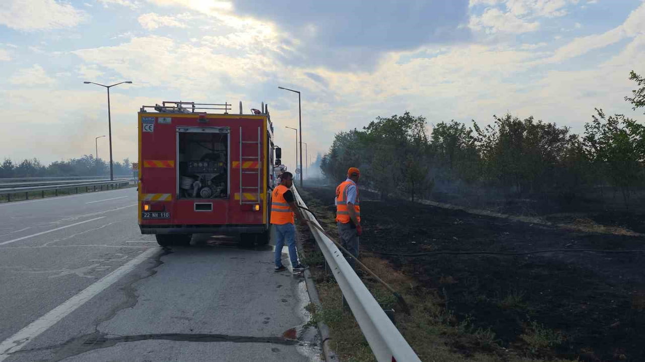 İSTANBUL-EDİRNE OTOYOLU’NUN HAVSA KESİMİNDE ÇIKAN ANIZ YANGINI, OTOBANI YOĞUN DUMAN ALTINDA...