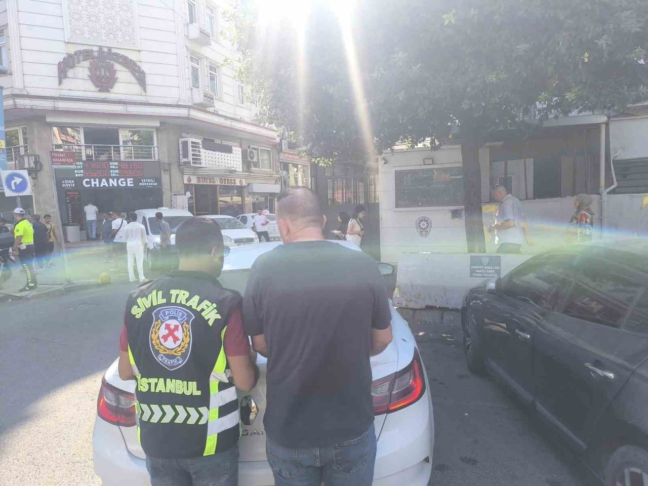 İSTANBUL FATİH’TE TRAFİKTE MAKAS ATARAK İLERLEDİĞİ GÖRÜNTÜLER SOSYAL MEDYADA YAYIMLANAN SÜRÜCÜYE...