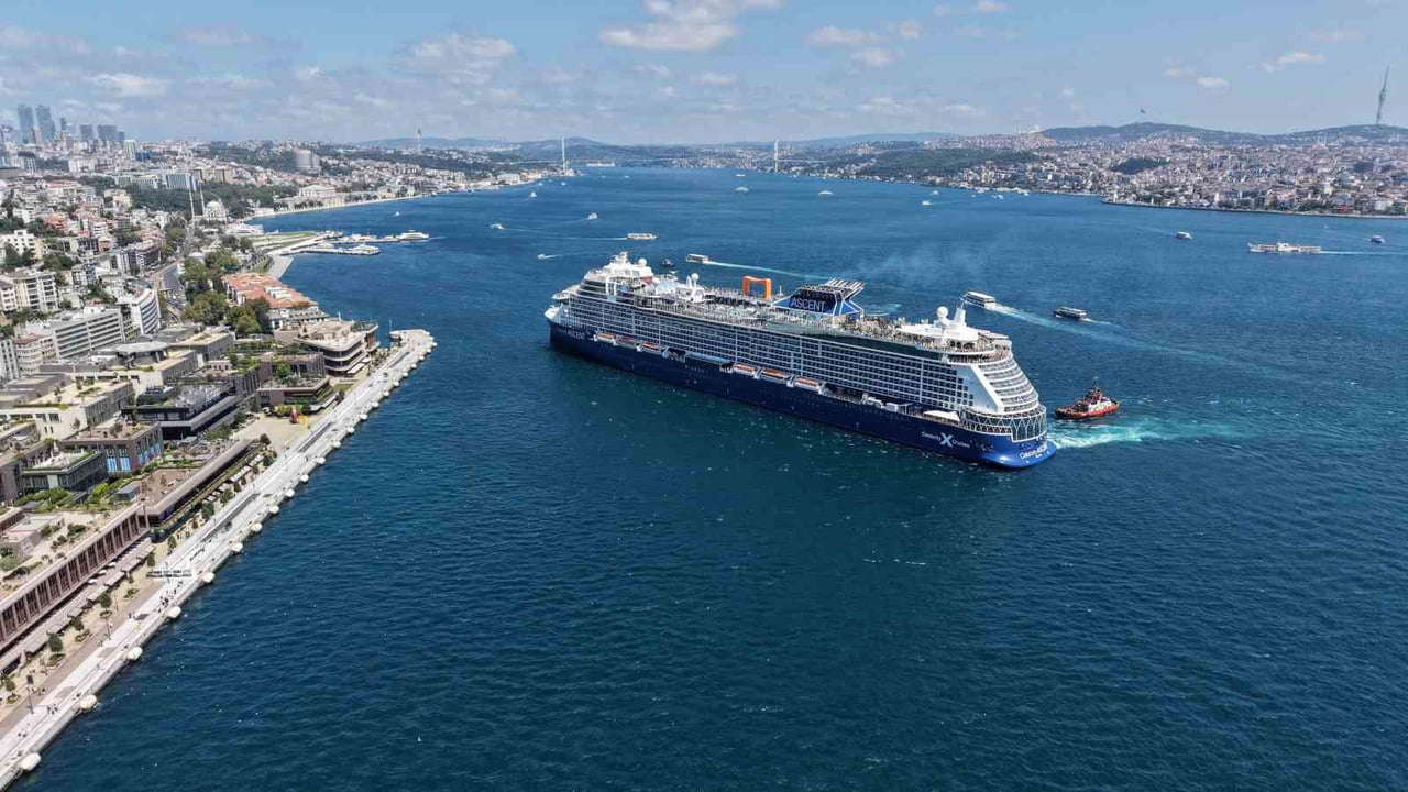 İSTANBUL GALATAPORT, 327 METRE UZUNLUĞUNDAKİ DEV KRUVAZİYER GEMİSİ CELEBRİTY ASCENT’İ...