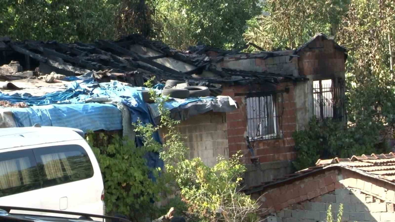 İSTANBUL GAZİOSMANPAŞA'DA BİR GECEKONDUDA ÇIKAN YANGIN BİTİŞİĞİNDEKİNE DE SIÇRADI. ALEVLER İTFAİYE...