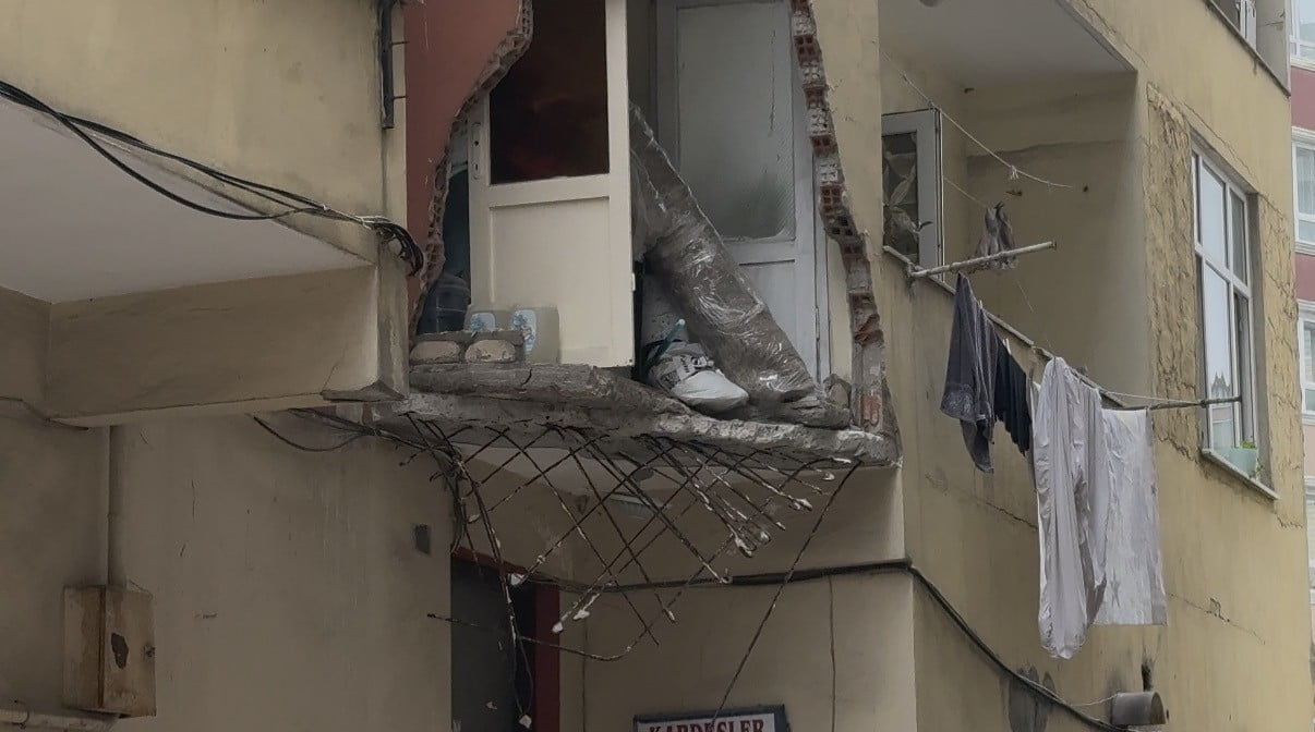 İSTANBUL GÜNGÖREN’DE GECE SAATLERİNDE 5 KATLI BİR BİNANIN BALKONU ÇÖKMÜŞTÜ. SABAH SAATLERİNDE...
