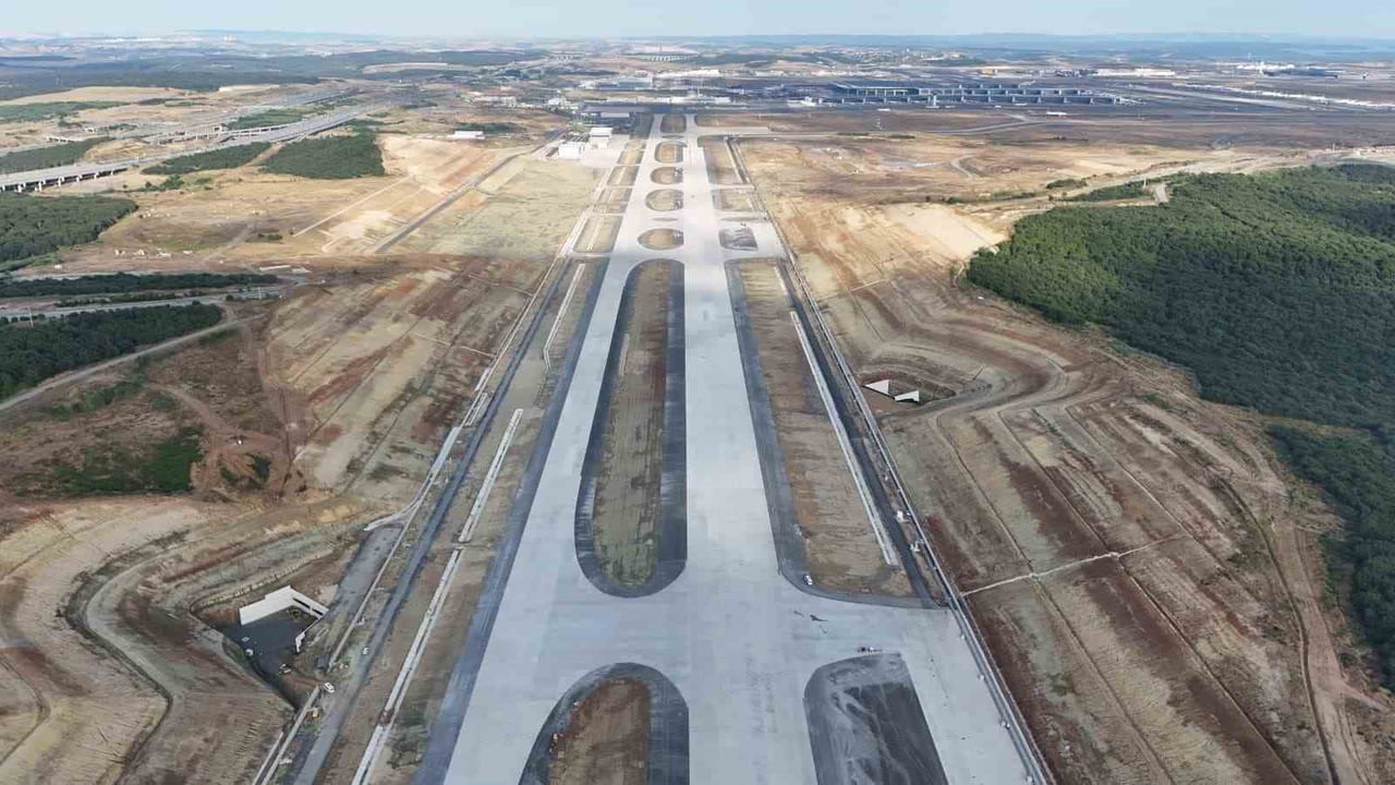 İSTANBUL HAVALİMANI'NDA 4’ÜNCÜ ANA PİSTTE ÇALIŞMALAR SON AŞAMAYA GELDİ