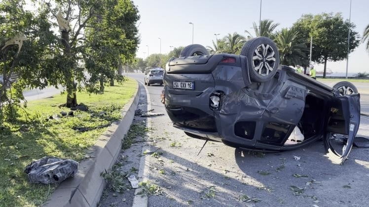 İSTANBUL (İHA) - KARTAL'DA SEYİR HALİNDE OLAN OTOMOBİL, SÜRÜCÜSÜNÜN DİREKSİYON HAKİMİYETİNİ...