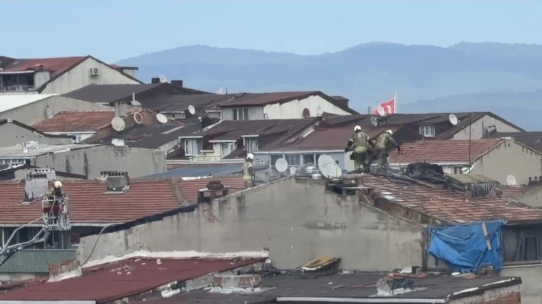 İSTANBUL SULTANGAZİ'DE ÇATI TADİLATI SIRASINDA ÇIKAN YANGIN MAHALLEDE PANİĞE NEDEN OLDU. ÇATIDA...