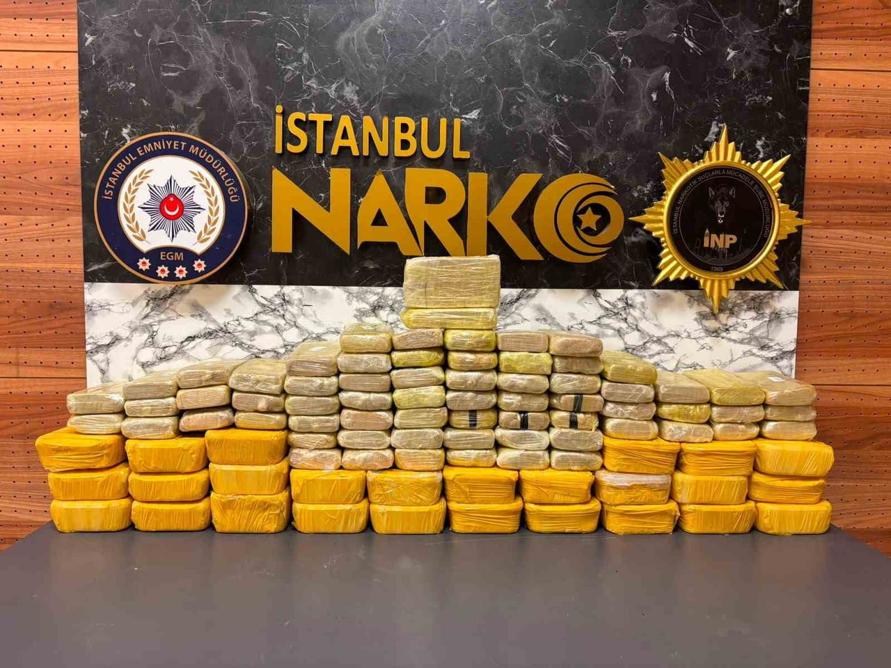 İSTANBUL’UN BEYLİKDÜZÜ İLÇESİNDE 2 EV VE BİR ARACA DÜZENLENEN OPERASYONDA, EROİN VE...