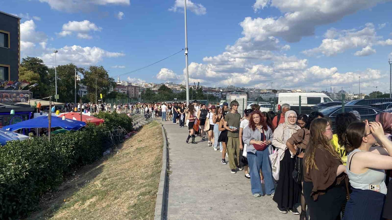 İSTANBUL YENİKAPI’DA BU AKŞAM SAHNE ALACAK GÜNEY KORELİ MÜZİK GRUBU ATEEZ’İN KONSERİ ÖNCESİNDE...