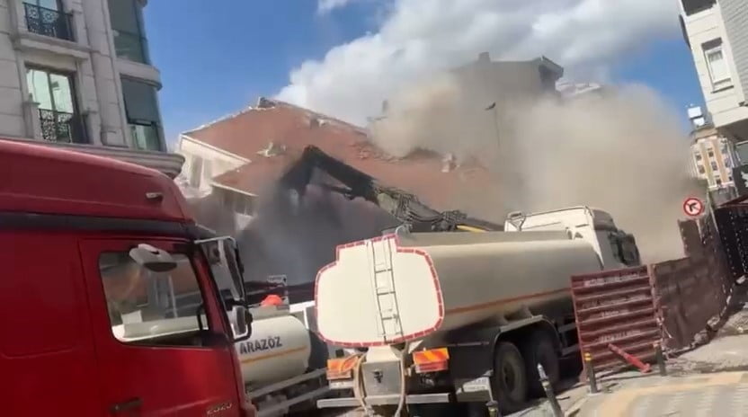 İSTANBUL ZEYTİNBURNU’NDA KENTSEL DÖNÜŞÜM KAPSAMINDA YIKIM ÇALIŞMALARI BAŞLATILAN 4 KATLI BİR BİNA...