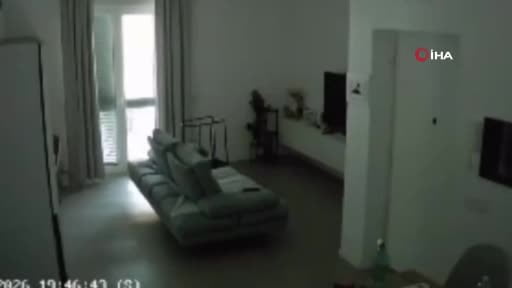 İtalya'nın Napoli kenti yakınlarında dün meydana gelen 4.7 büyüklüğündeki deprem, bazı binalarda...