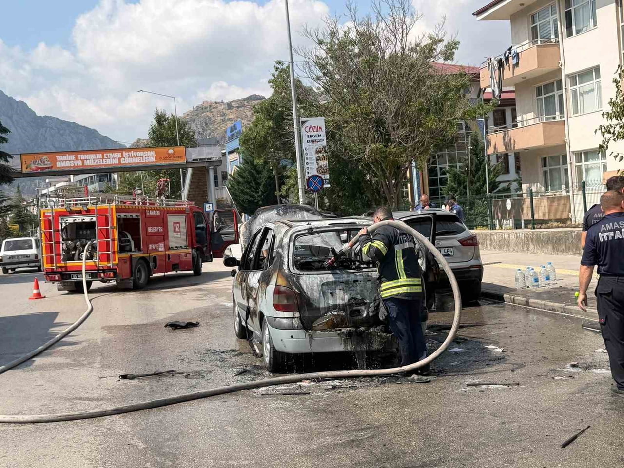 İTFAİYE EKİPLERİNİN MÜDAHALESİYLE YANGIN KONTROL ALTINA ALINARAK SÖNDÜRÜLDÜ. OTOMOBİLDE BÜYÜK...
