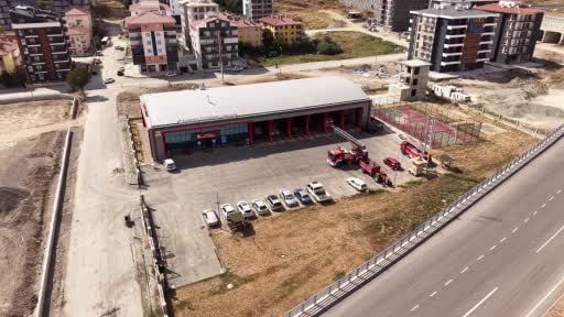 İtfaiyeci çift birlikte can kurtarıyor: Biri telsiz başında, diğeri sahada görevini aşkla...