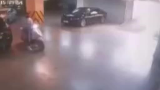 İzmir'de belediye başkanının makam aracına silahlı saldırı anı kamerada