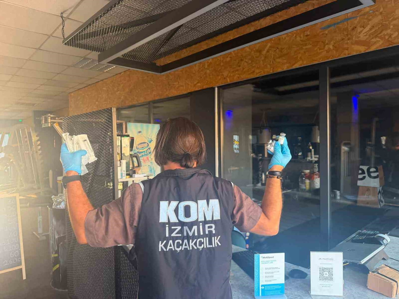 İZMİR'DE POLİS EKİPLERİ TARAFINDAN GÜMRÜK KAÇAĞI STEROİD ETKEN MADDELİ İLAÇLARA YÖNELİK DÜZENLENEN...