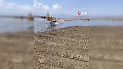 İzmir'de yangın söndürme uçağı baraja zorunlu iniş yaptı