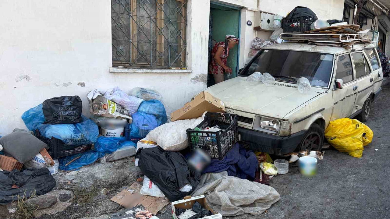 İZMİR'İN KONAK İLÇESİNDE MAHALLE SAKİNLERİ, ÇÖP EV OLDUĞU İDDİA EDİLEN DAİREDEN YAYILAN KÖTÜ...