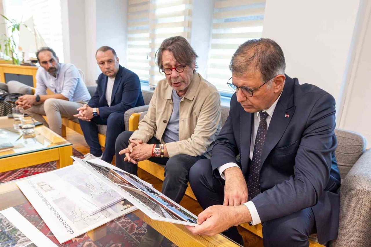İZMİR BÜYÜKŞEHİR BELEDİYE BAŞKANI DR. CEMİL TUGAY, GÖZTEPE SPOR KULÜBÜ ONURSAL BAŞKANI MEHMET...