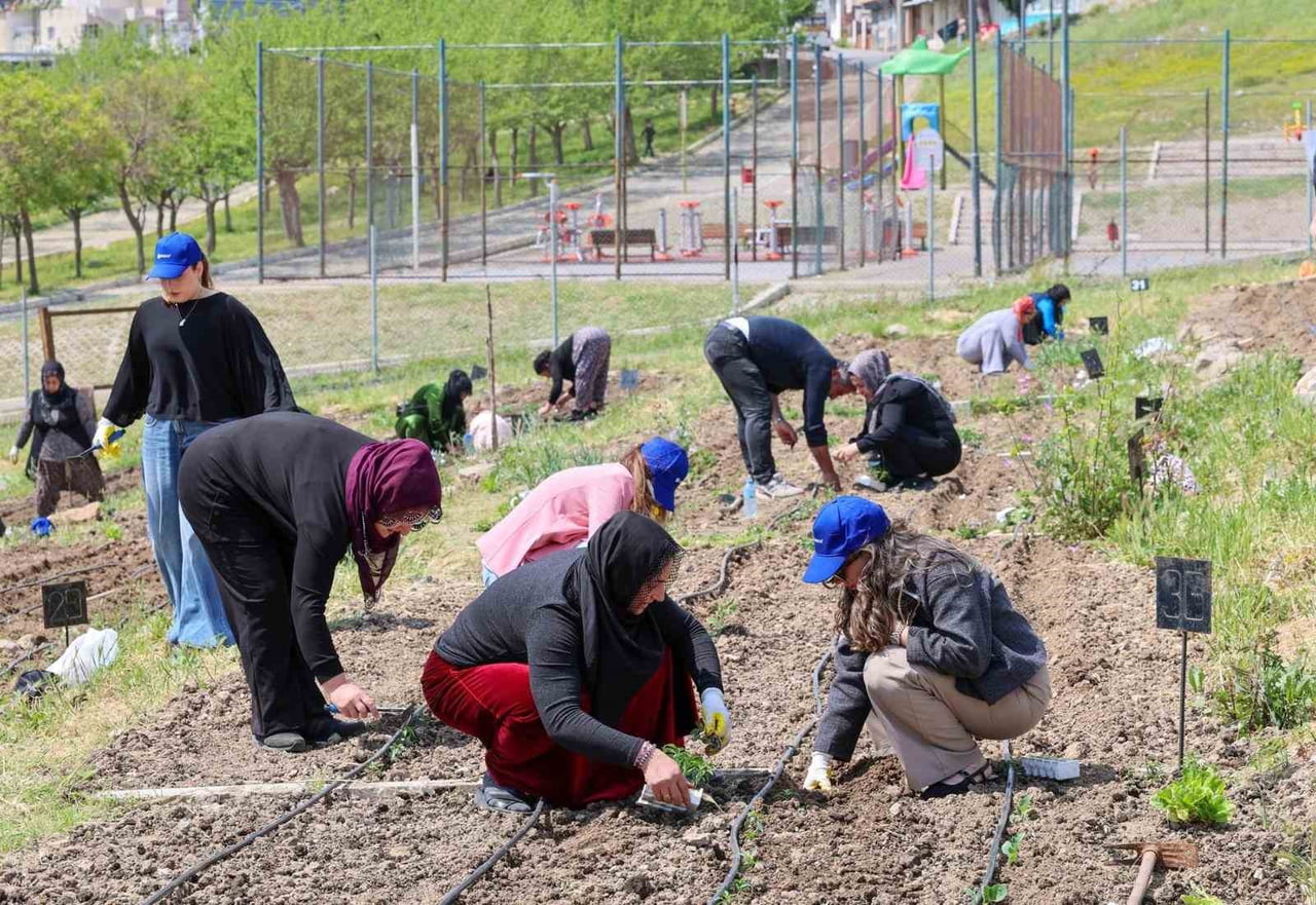 İZMİR BÜYÜKŞEHİR BELEDİYESİ'NİN KENT İÇİNDE TARIMI TEŞVİK EDEN VE KADIN EMEĞİNİ MERKEZE ALAN...