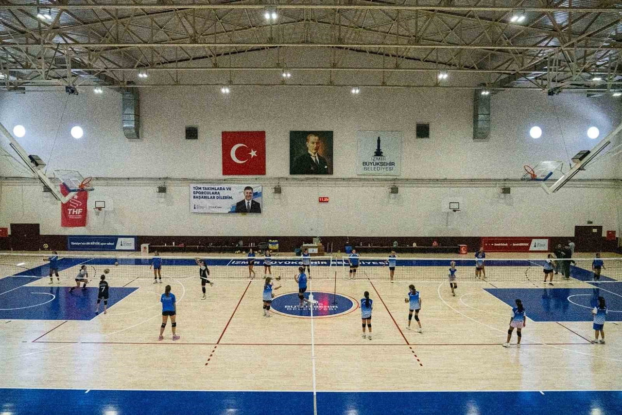 İZMİR BÜYÜKŞEHİR BELEDİYESİ'NİN YAZ SPOR OKULLARINDA VOLEYBOL EĞİTİMİ ALAN ÇOCUKLAR, HEM...