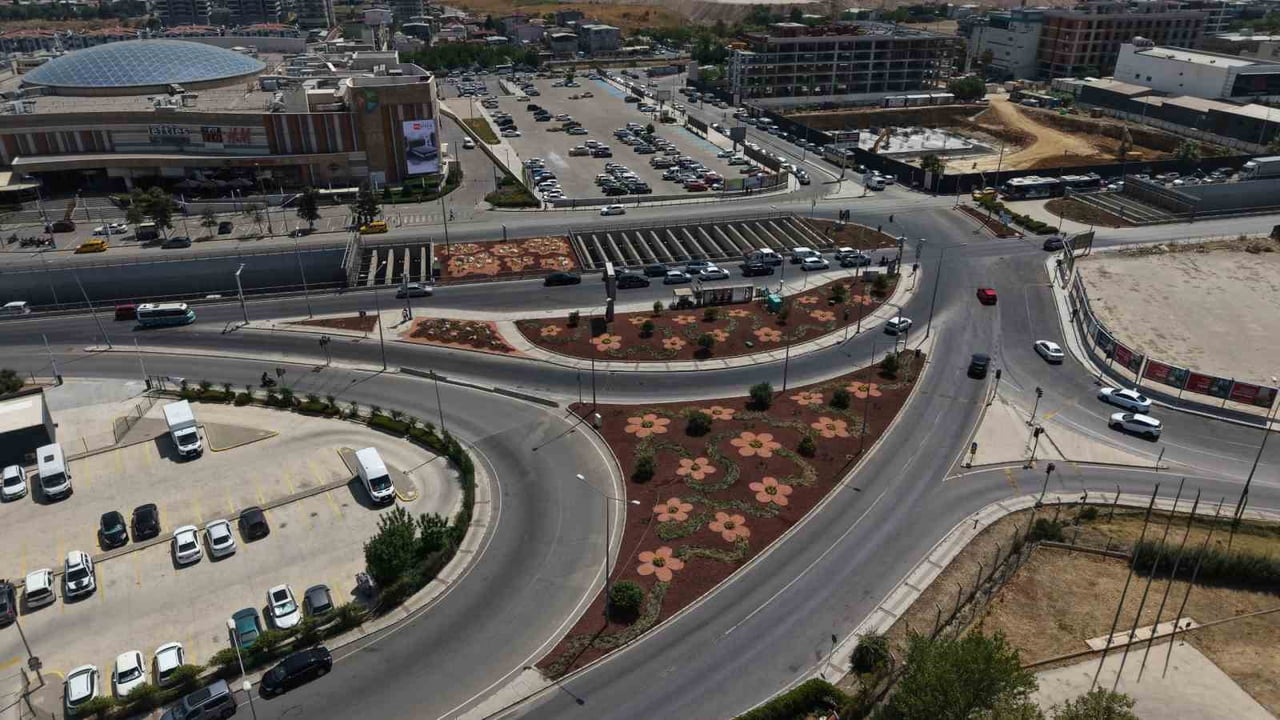 İZMİR BÜYÜKŞEHİR BELEDİYESİ, GAZİEMİR'DEKİ ESBAŞ KAVŞAĞI'NI YAKLAŞIK 3 BİN METREKARELİK PEYZAJ...