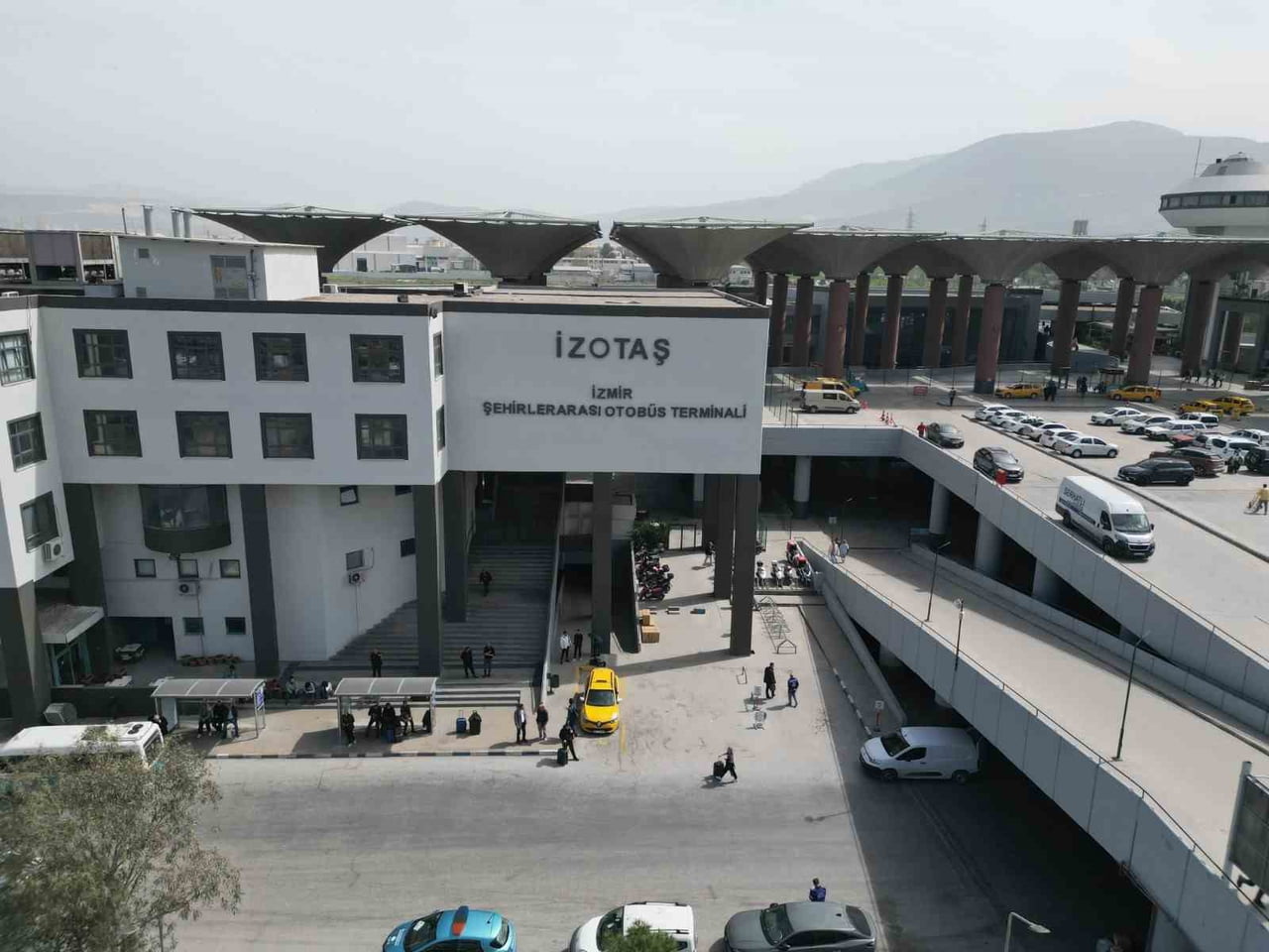 İZMİR BÜYÜKŞEHİR BELEDİYESİ TAHLİYE İŞLEMLERİNİN ARDINDAN OTOGARIN İŞLETMESİNİ DEVRALARAK, HIZLI...