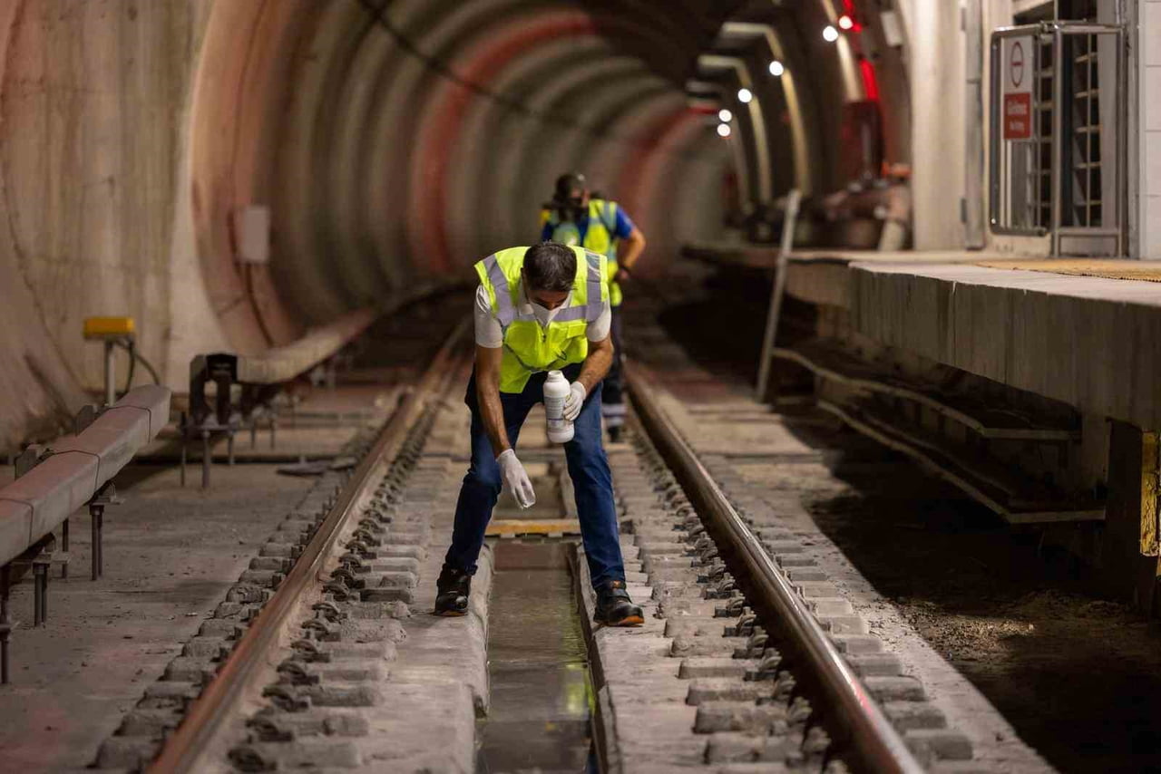 İZMİR BÜYÜKŞEHİR BELEDİYESİ, YOLCU TRAFİĞİNİN DURDUĞU GECE SAATLERİNDE METRO İSTASYONLARI...