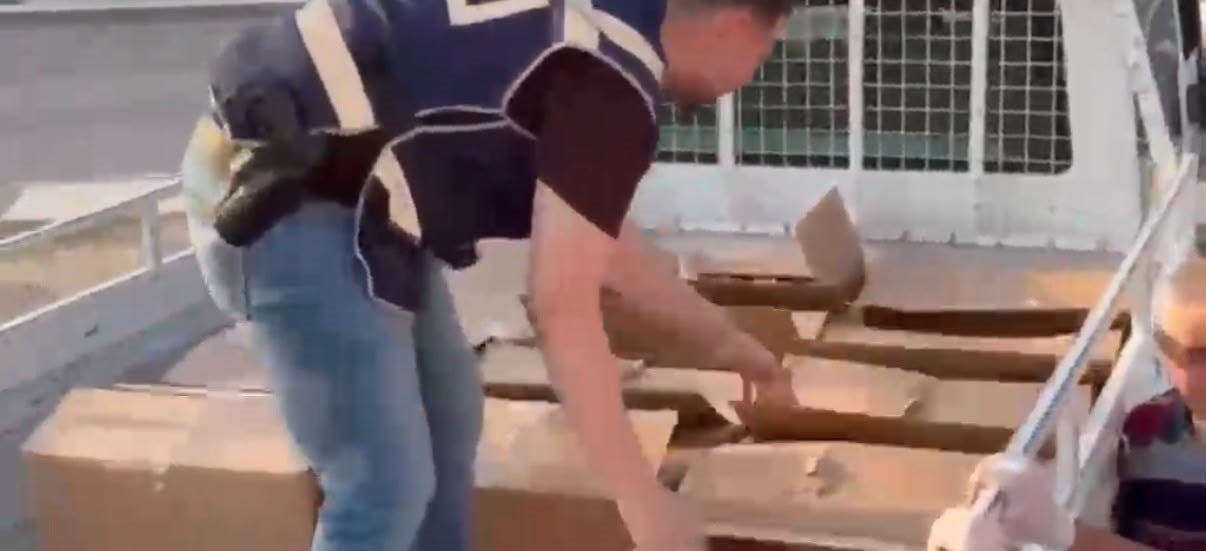 İZMİR’DE POLİS EKİPLERİ TARAFINDAN METRUK BİR ADRESE DÜZENLENEN OPERASYONDA, PİYASA DEĞERİ...