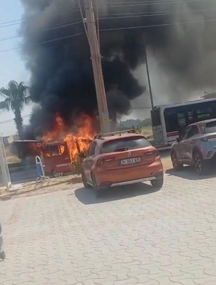 İZMİR’DE SEYİR HALİNDEKİ BİR OTOMOBİL ANİDEN YANMAYA BAŞLADI.