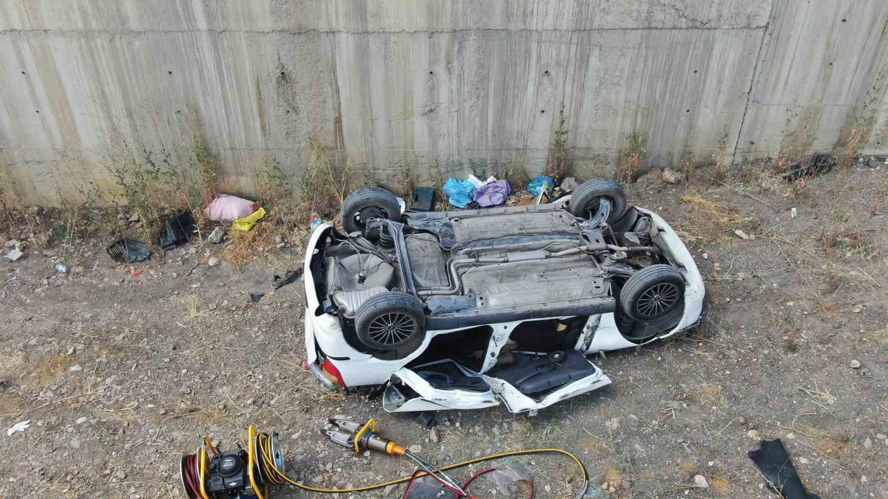 İZMİR’DEN MEMLEKETİ KASTAMONU’NUN DOĞANYURT İLÇESİNE TATİL İÇİN GELEN AİLENİN BULUNDUĞU OTOMOBİL...